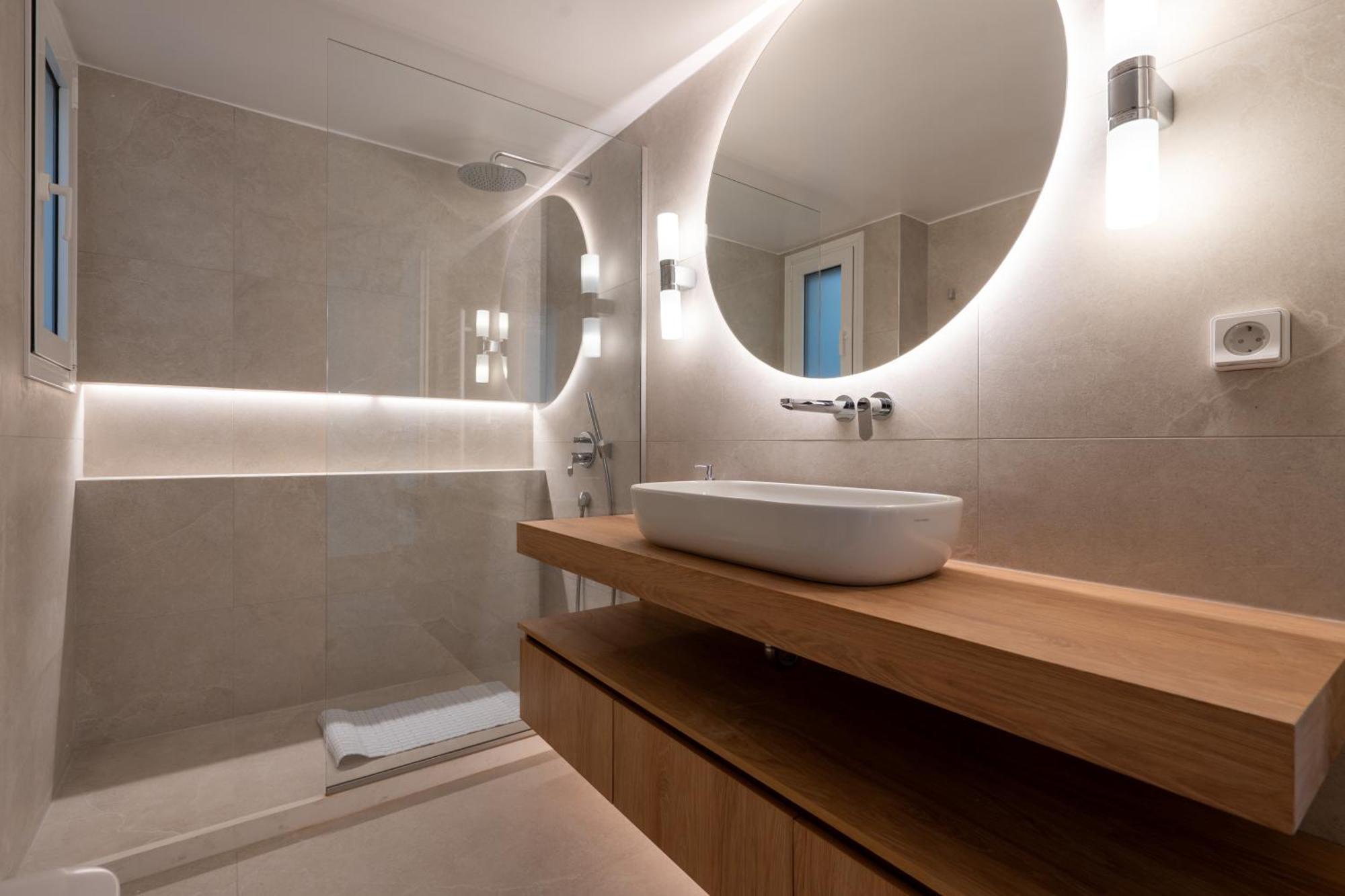 Corner Penthouse In Acropolis Apartment *