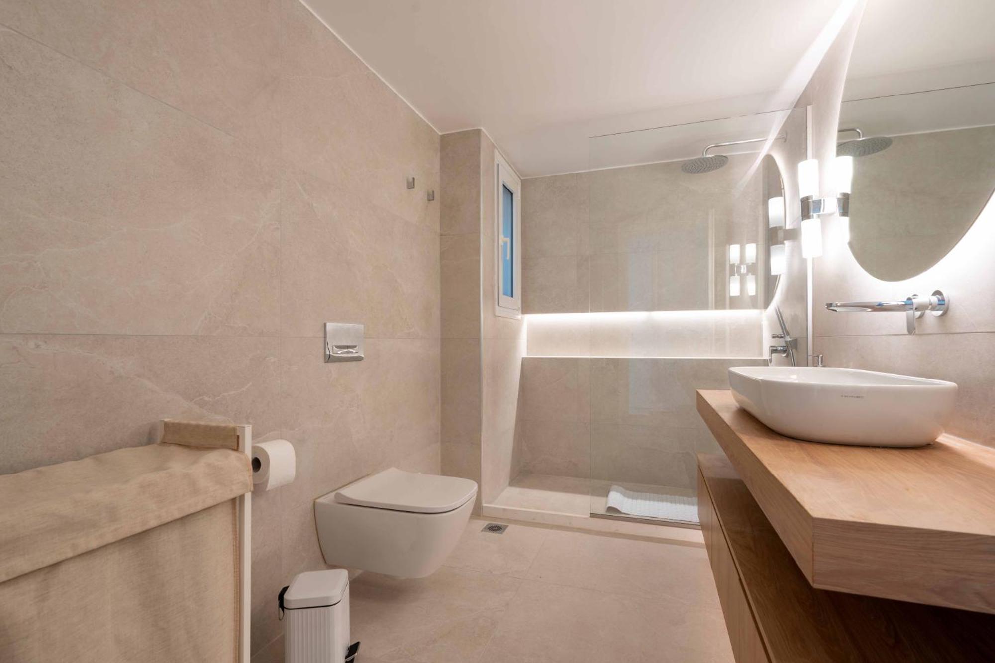 Corner Penthouse In Acropolis Apartment *