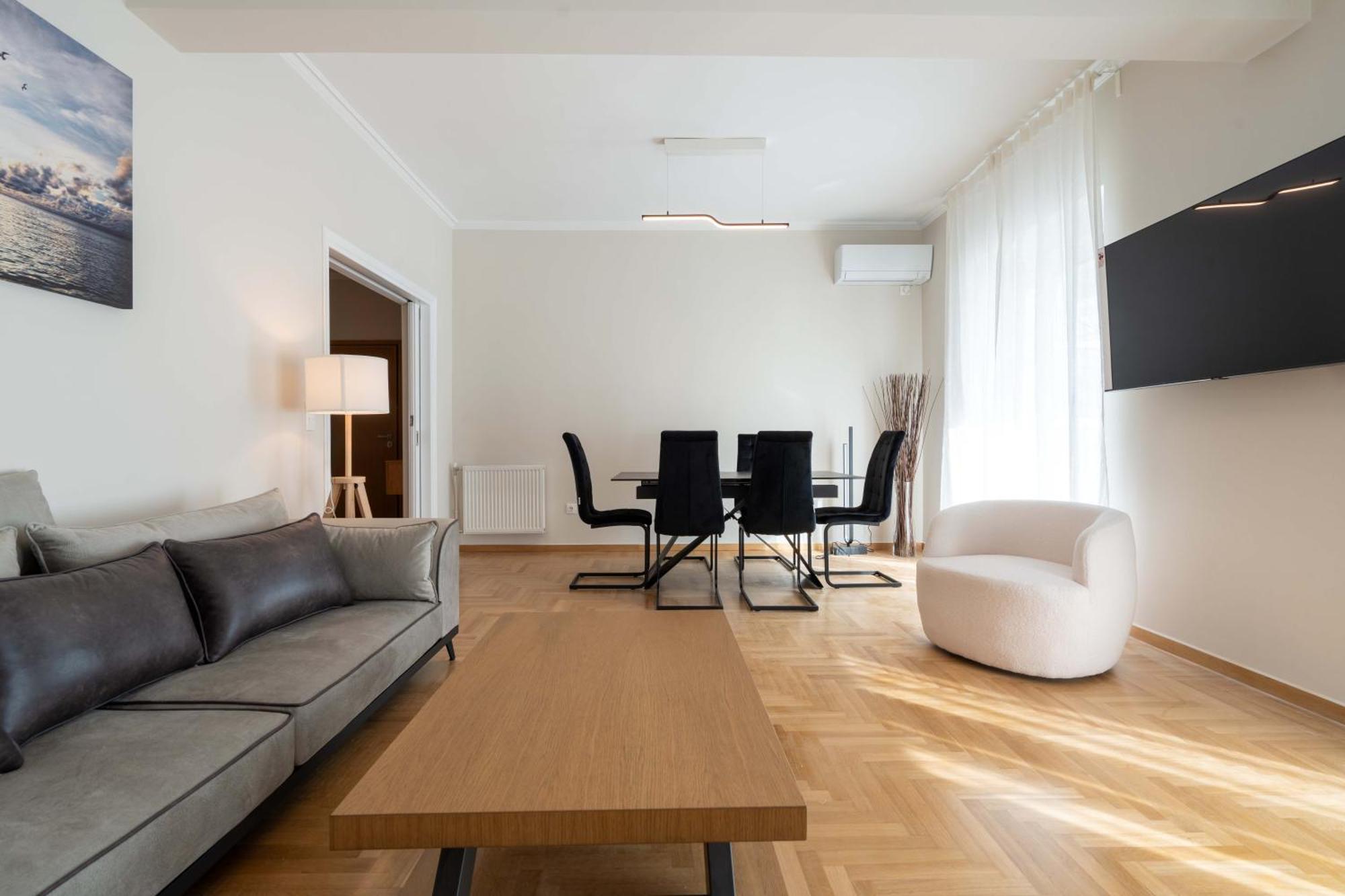 Corner Penthouse In Acropolis Apartment *