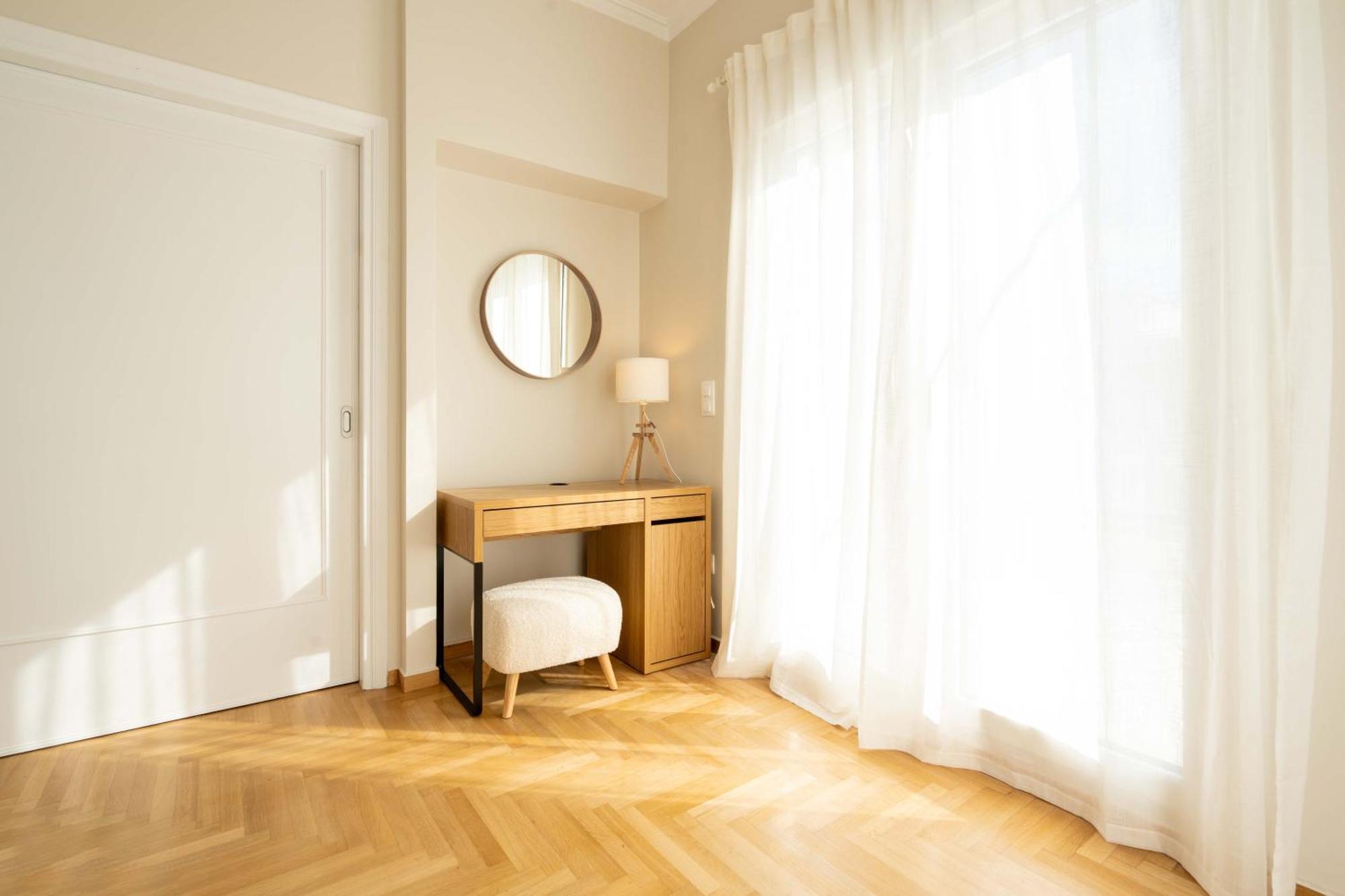 Corner Penthouse In Acropolis Apartment *